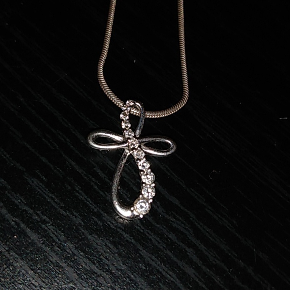 White gold & Leo diamond infinite cross pendant